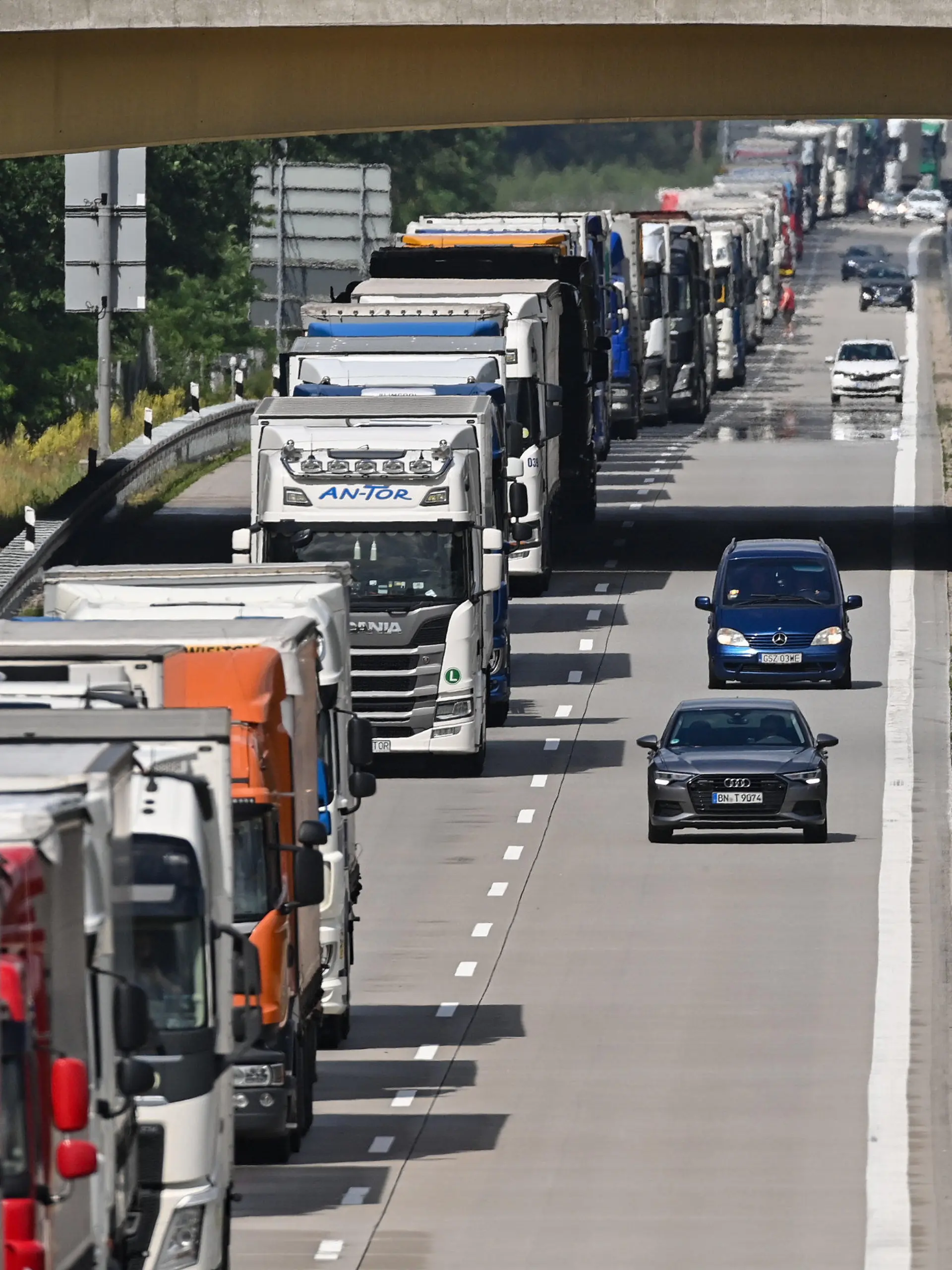 02.07.2021, Brandenburg, Jacobsdorf: Stoßstange an Stoßstange stehen Lastkraftwagen auf der Autobahn A12 in Richtung Osten rund 15 Kilometer vor dem deutsch-polnischen Grenzübergang. Grund für diesen langen Stau sind Fahrbahnarbeiten auf der A12 in Höhe Frankfurt (Oder). Jedoch kommt es fast jeden Freitag zu sehr langen Staus vor den Grenzübergang nach Polen. Foto: Patrick Pleul/dpa-Zentralbild/dpa +++ dpa-Bildfunk +++