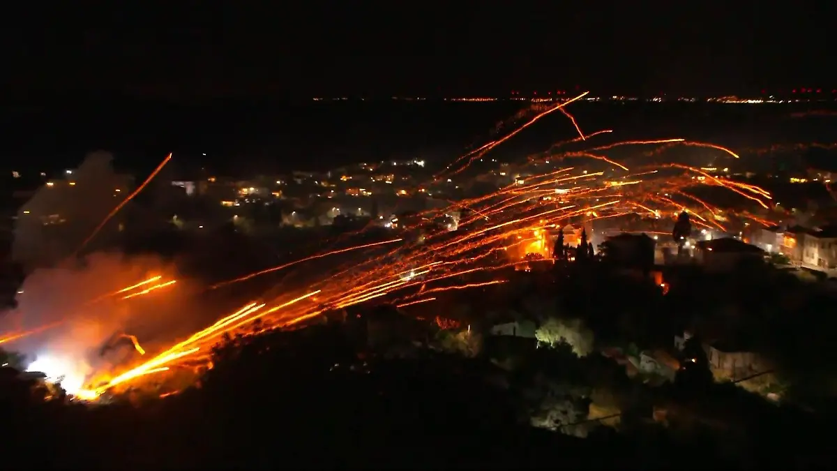 Kirchengemeinden beschießen sich mit tausenden Raketen – aus DIESEM Grund! Tradition auf griechischer Insel Chios