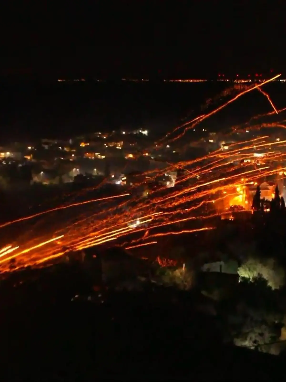 Bild zu: "Kirchengemeinden beschießen sich mit tausenden Raketen – aus DIESEM Grund!"