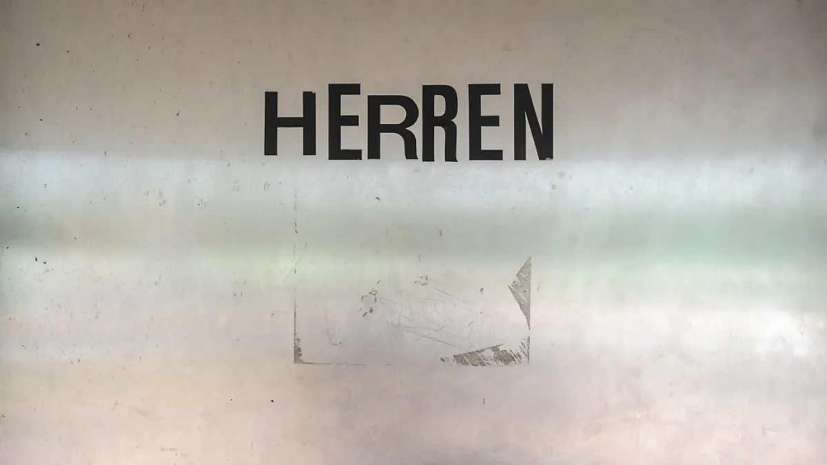 26.07.2013, Brekendorf, Schleswig-Holstein, Deutschland - WC-Schild an einer alten Autobahn-WC-Anlage an der A7. 0RX130726D126CARO.JPG