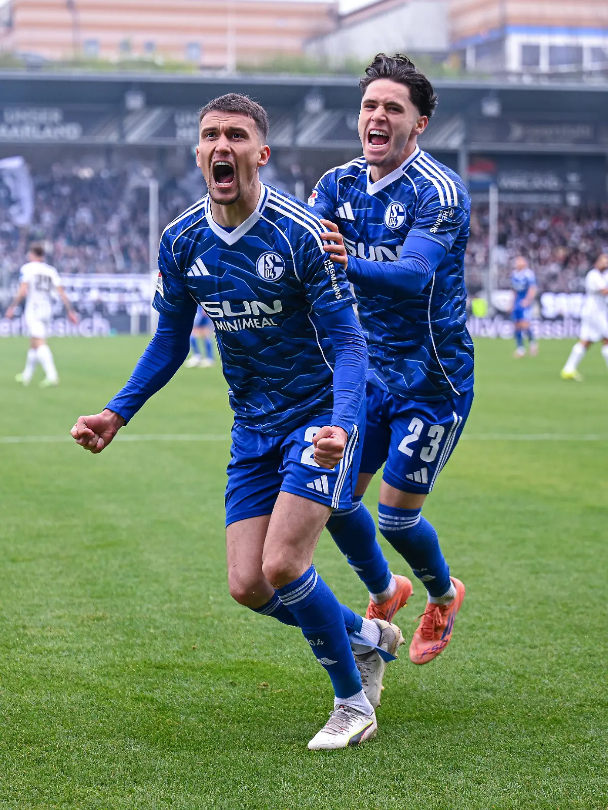 Macht S04 den Aufstieg klar? Das Topspiel der 2. Bundesliga FC Schalke 04 gegen Fortuna Düsseldorf läuft LIVE bei NITRO im TV