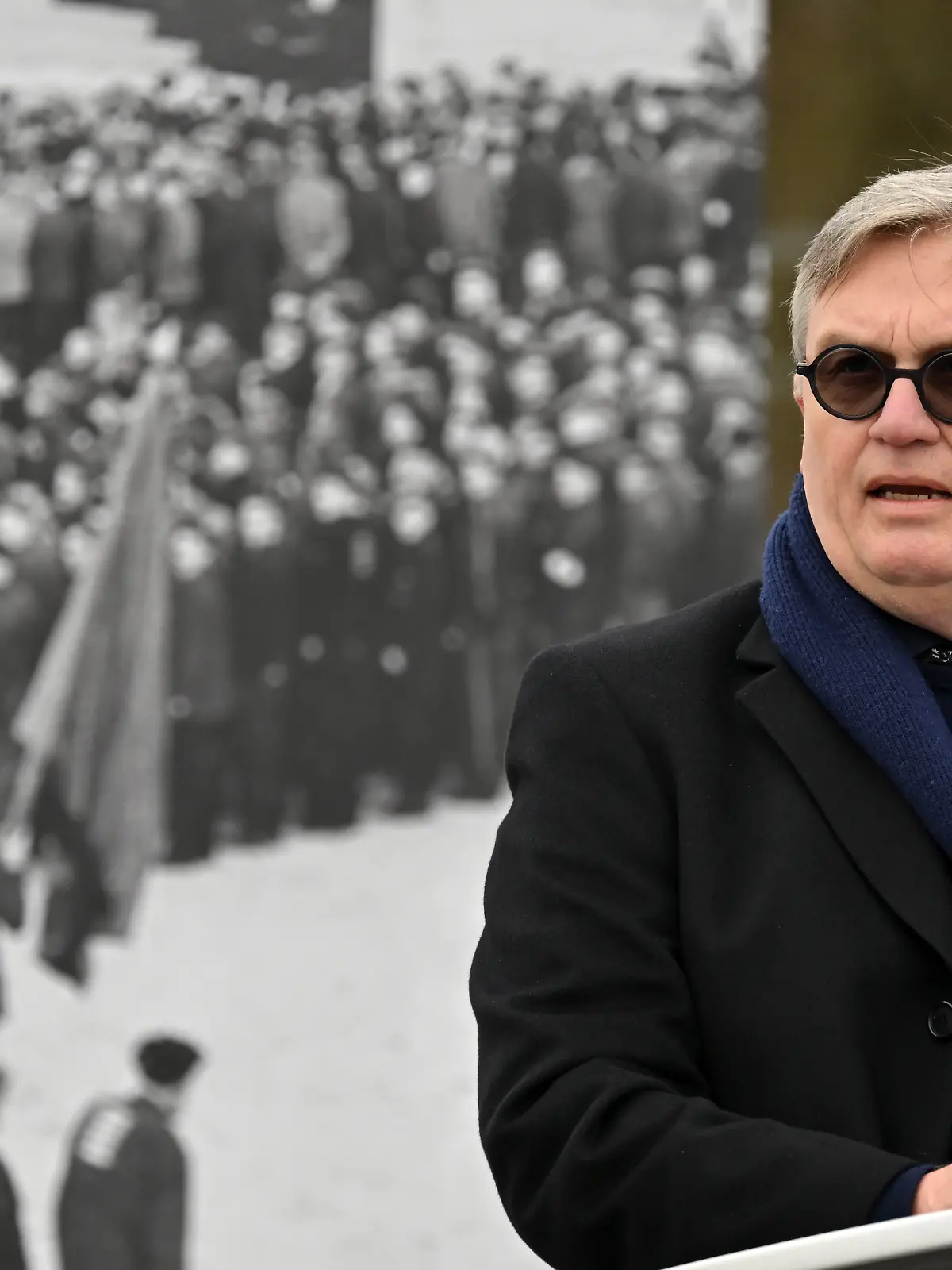 Hape Kerkeling als Enkel eines ehemaligen Häftlings hält eine Ansprache beim Festakt zum 81. Jahrestag der Befreiung des Konzentrationslagers Buchenwald. In das KZ Buchenwald bei Weimar und seine 139 Außenlager hatten die Nationalsozialisten seit dem Sommer 1937 mehr als 280.000 Menschen verschleppt. 56.000 Menschen wurden ermordet oder starben an Hunger, Krankheiten, durch Zwangsarbeit oder medizinische Experimente.