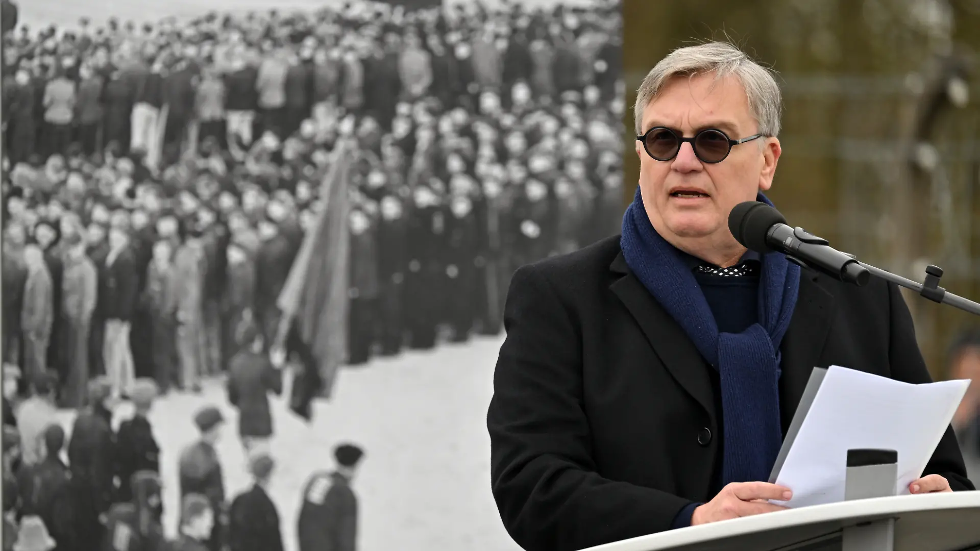 Hape Kerkeling hält als Enkel eines ehemaligen Häftlings eine Ansprache beim Festakt zum 81. Jahrestag der Befreiung des Konzentrationslagers Buchenwald.