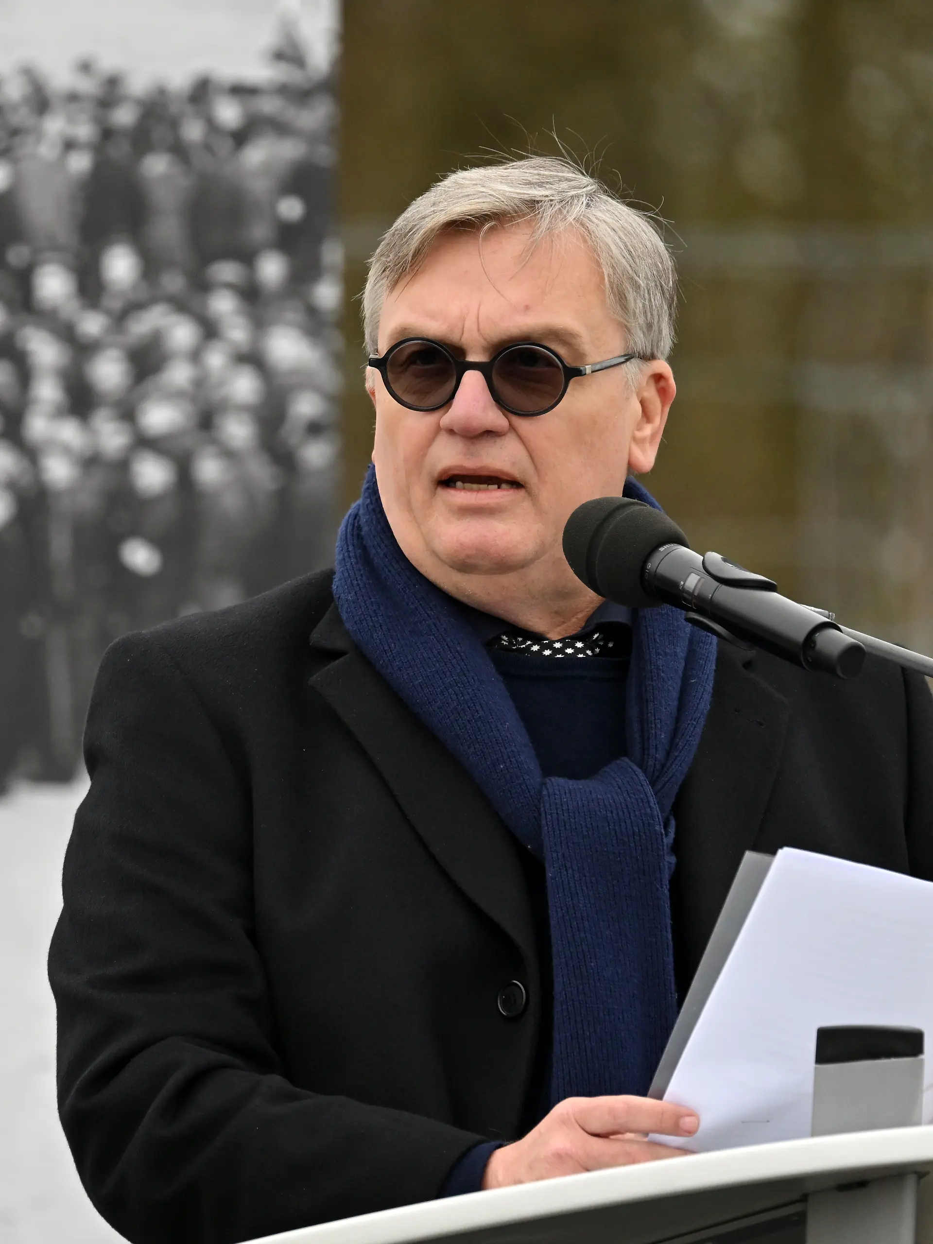 Hape Kerkeling hält als Enkel eines ehemaligen Häftlings eine Ansprache beim Festakt zum 81. Jahrestag der Befreiung des Konzentrationslagers Buchenwald. 
