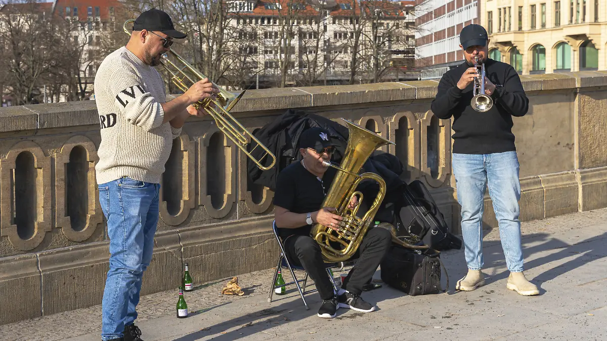 Straßenmusikanten auf der Friedrichsbrücke an der Museumsinsel in Mitte, Berlin, Deutschland Street musicians on the Friedrichsbrücke on Museum Island in Mitte, Berlin, Germany Copyright: imageBROKER/Karl-HeinzxSpremberg iblkhs17136607.jpg Bitte beachten Sie die gesetzlichen Bestimmungen des deutschen Urheberrechtes hinsichtlich der Namensnennung des Fotografen im direkten Umfeld der Veröffentlichung