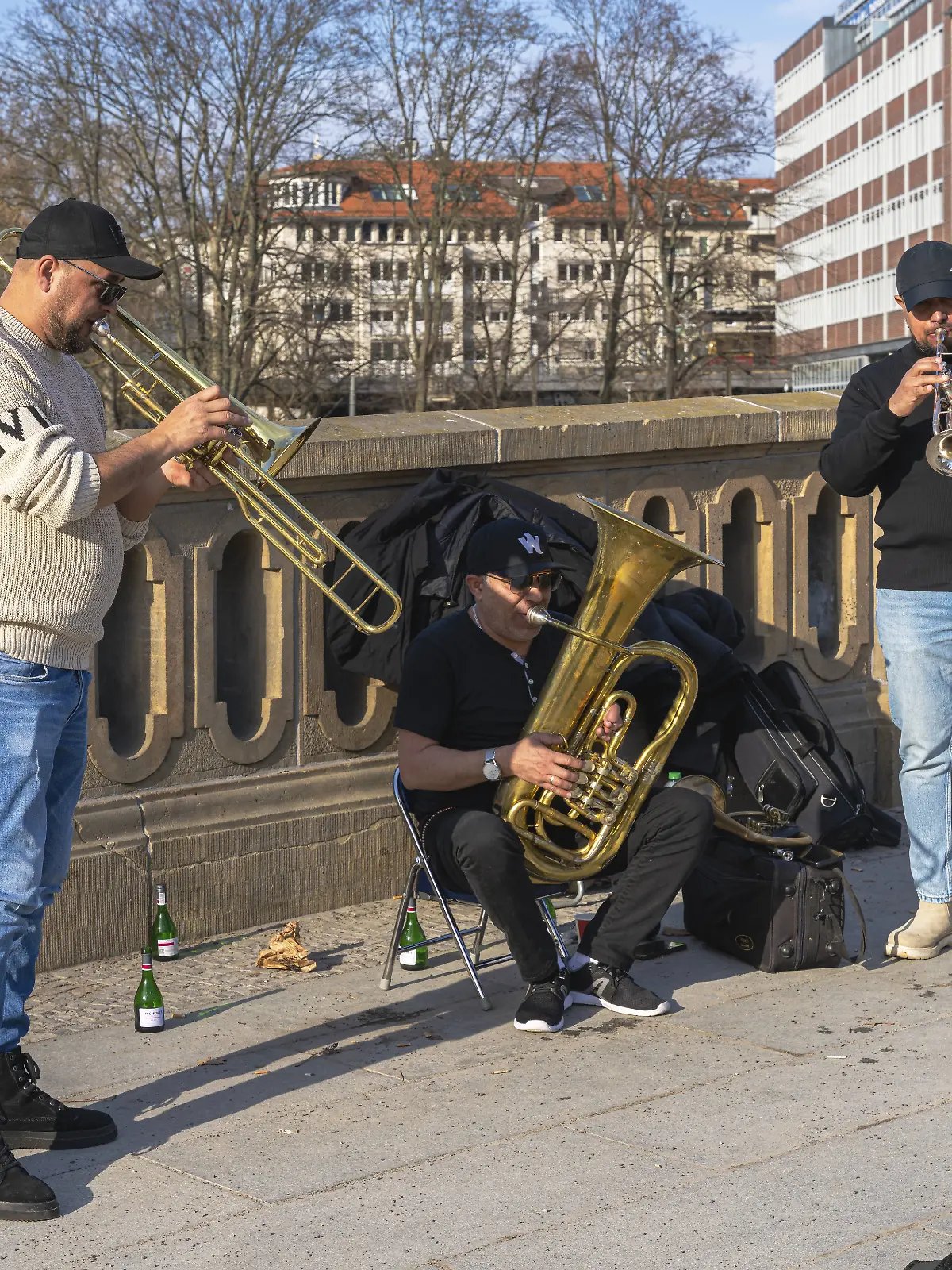 Straßenmusikanten auf der Friedrichsbrücke an der Museumsinsel in Mitte, Berlin, Deutschland Street musicians on the Friedrichsbrücke on Museum Island in Mitte, Berlin, Germany Copyright: imageBROKER/Karl-HeinzxSpremberg iblkhs17136607.jpg Bitte beachten Sie die gesetzlichen Bestimmungen des deutschen Urheberrechtes hinsichtlich der Namensnennung des Fotografen im direkten Umfeld der Veröffentlichung