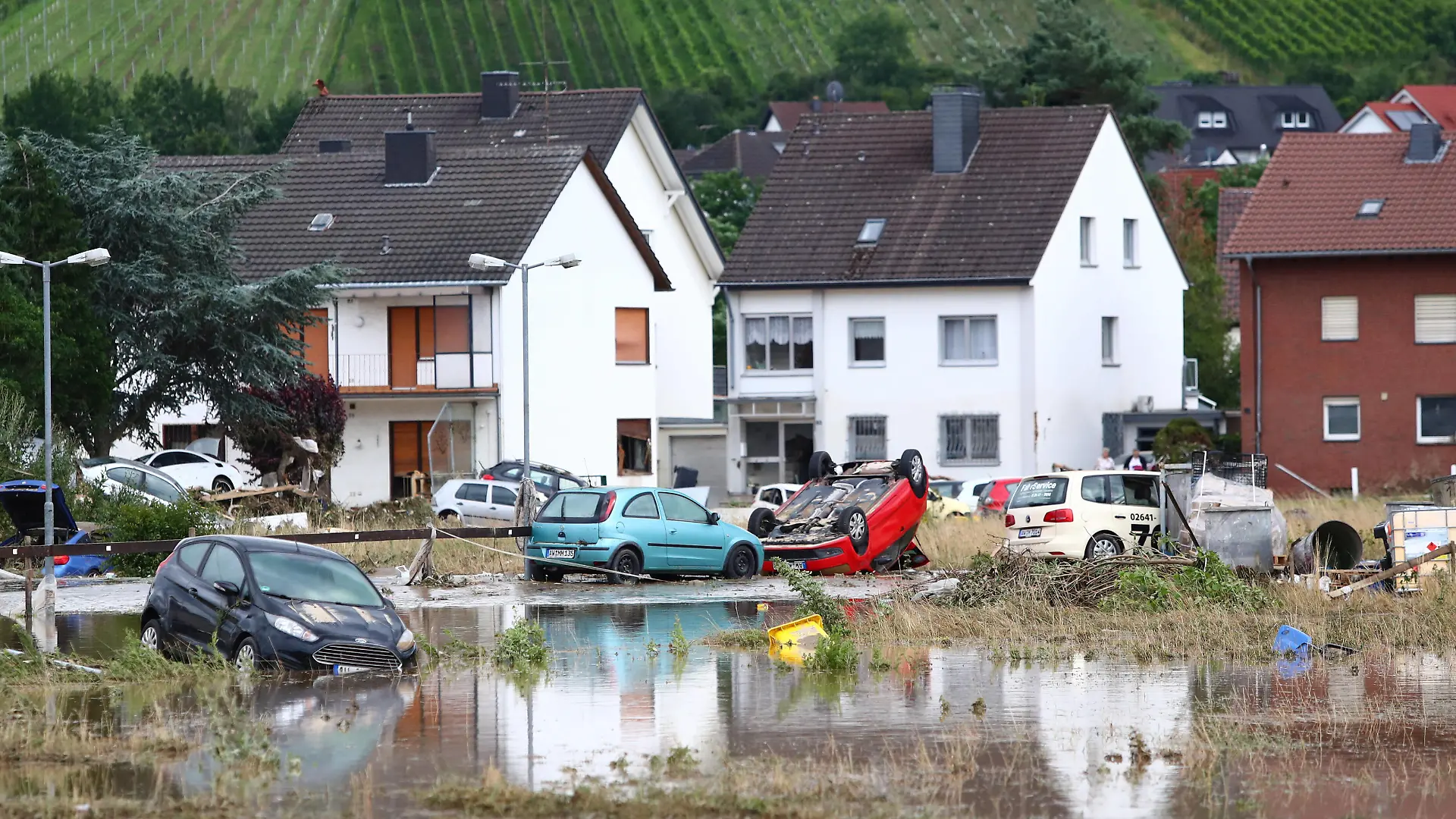 Bad Neuenahr-Ahrweiler Hochwasser in Bad Neuenahr-Ahrweiler Rheinland-Pfalz, 15.07.2021 Die Folgen von Unwetter und Hochwasser in Bad Neuenahr-Ahrweiler: Verwuestung in den Strassen von Bad Neuenahr-Ahrweiler Hochwasser in Bad Neuenahr-Ahrweiler Rheinland-Pfalz, 15.07.2021 *** Bad Neuenahr Ahrweiler Flooding in Bad Neuenahr Ahrweiler Rhineland-Palatinate, 15 07 2021 The consequences of severe weather and flooding in Bad Neuenahr Ahrweiler Verwuestung in the streets of Bad Neuenahr Ahrweiler Flooding in Bad Neuenahr Ahrweiler Rhineland-Palatinate, 15 07 2021 Copyright: xEibner-Pressefotox EP_RWS
