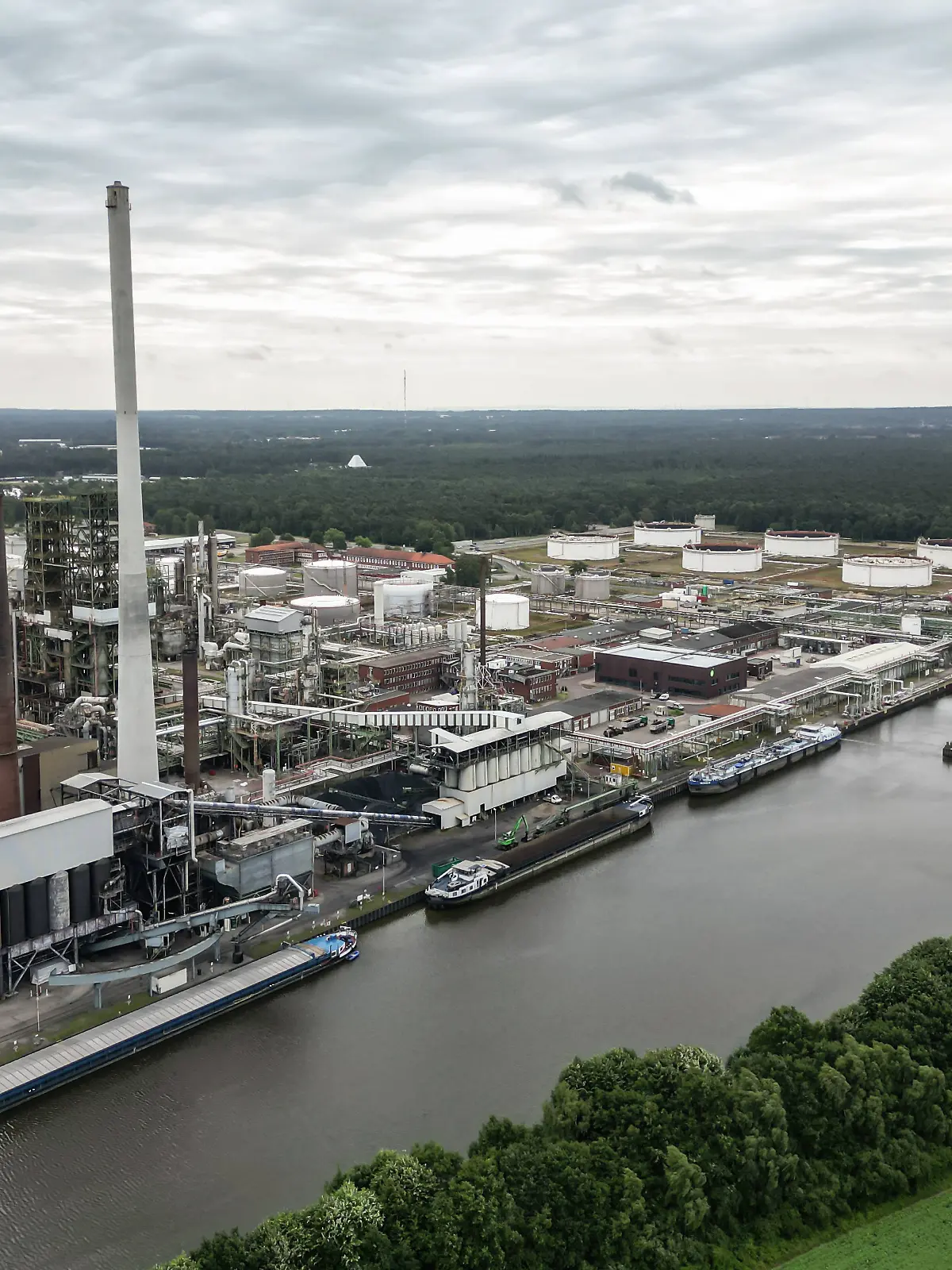 Ölinporte weltweit unter Druck. Die Raffinerie von BP in Lingen. Für die EU ist die Raffinerie ein essenzieller Standort zur Sicherung von Energie. Die Anlage verarbeitet jährlich 4,5 Mio. t Rohöl und produziert u.a. Benzin, Diesel, Kerosin und petrochemische Vorprodukte. Im Fall einer Sperrung der Straße von Hormus könnten Ölimporte weltweit zum Stoppen kommen. Dies hätte weltweit Folgen auf Energiepreise und Infrastruktur auch in Europa. Lingen Niedersachsen Deutschland *** Oil imports under pressure worldwide BPs refinery in Lingen The refinery is an essential location for securing energy for the EU The plant processes 4.5 million tons of crude oil annually and produces gasoline, diesel, kerosene and petrochemical precursors, am Copyright: xdiebildwerftx