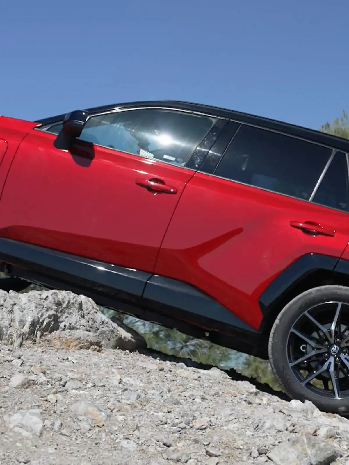 Bild zu: "Alex jagt den Toyota über Asphalt und Geröll"