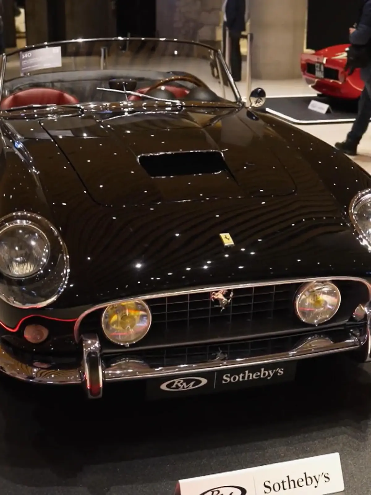 Bild zu: "Marcus Görig soll in Paris den Ferrari des Abends verkaufen"