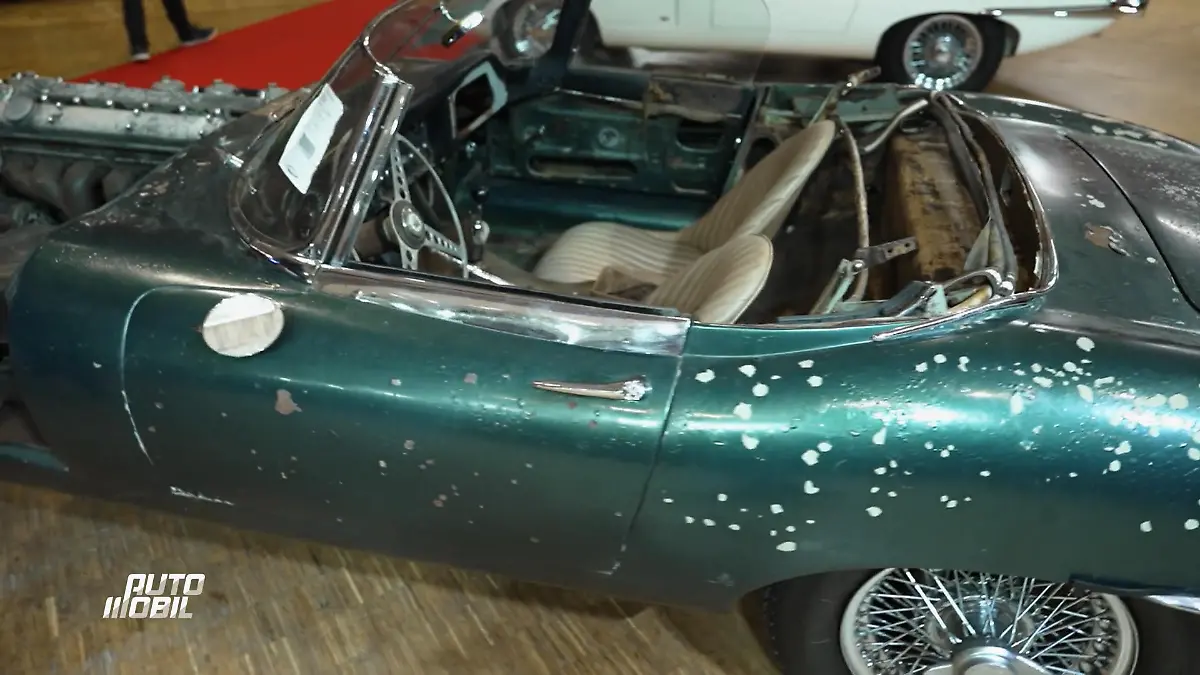 Zwischen E-Type und Edelkarossen zählt bei Sotheby’s jeder Bieter Spannung im Auktionssaal