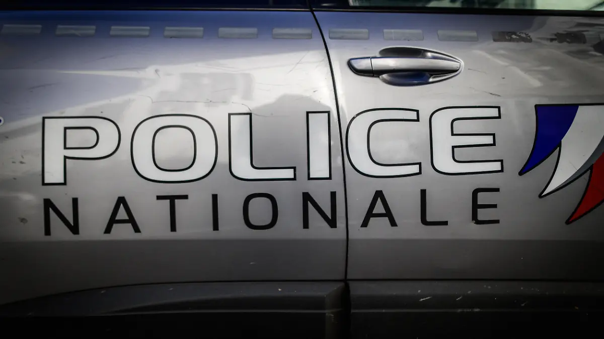 The hood of a Police Nationale vehicle is photographed outside the police station on rue O Quin in Pau, Pyrenees Atlantiques, France, 27 November 2025. Visible signage includes the Police Nationale logo and tricolor emblem on the car. Le capot d un vehicule de la Police Nationale est photographie a l exterieur du commissariat situe rue O Quin a Pau, Pyrenees Atlantiques, France, 27 Novembre 2025. Les elements visibles incluent le logo Police Nationale et l embleme tricolore sur la voiture.