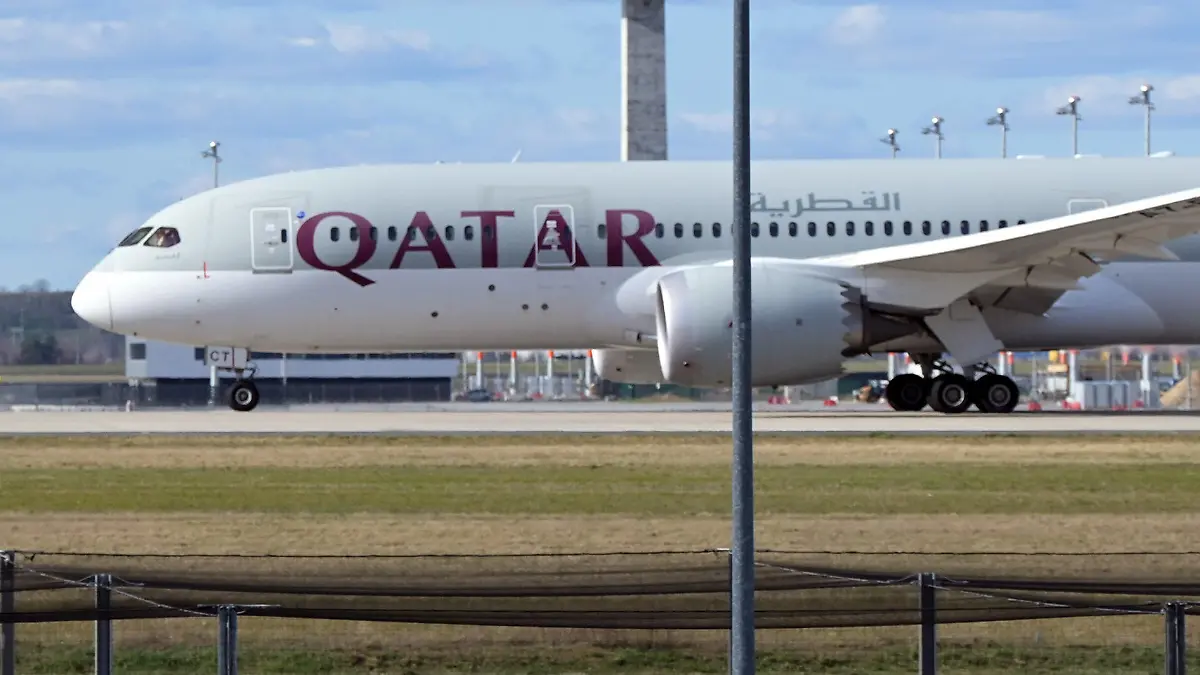 ARCHIV - 03.04.2021, Brandenburg, Schönefeld: Eine Boeing 787 Dreamliner der Fluggesellschaft Qatar Airways startet von der Startbahn Süd des Flughafens Berlin Brandenburg ·Willy Brandt· in Richtung Doha. (Zu dpa "Katar: Keine Verhandlungen zwischen DFB und Qatar Airways") Foto: Soeren Stache/dpa-Zentralbild/dpa +++ dpa-Bildfunk +++