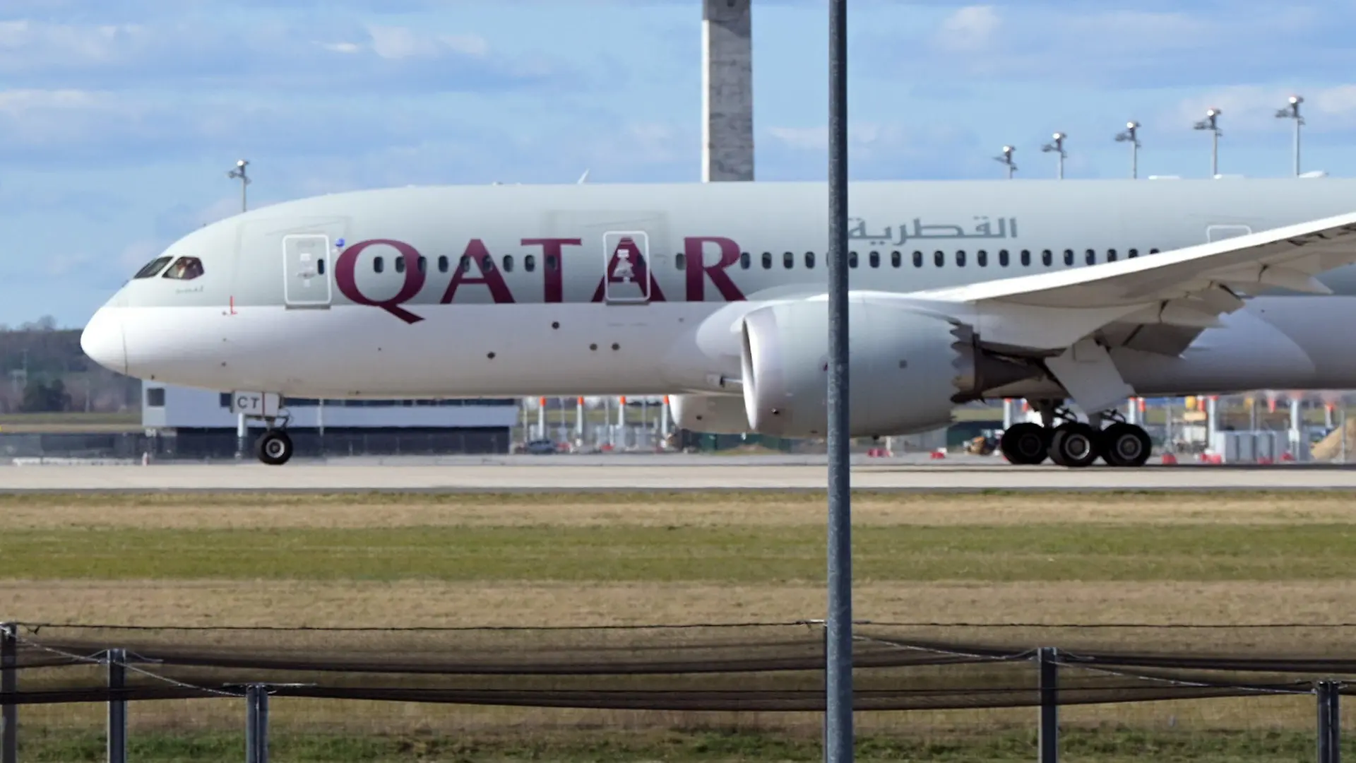 ARCHIV - 03.04.2021, Brandenburg, Schönefeld: Eine Boeing 787 Dreamliner der Fluggesellschaft Qatar Airways startet von der Startbahn Süd des Flughafens Berlin Brandenburg ·Willy Brandt· in Richtung Doha. (Zu dpa "Katar: Keine Verhandlungen zwischen DFB und Qatar Airways") Foto: Soeren Stache/dpa-Zentralbild/dpa +++ dpa-Bildfunk +++