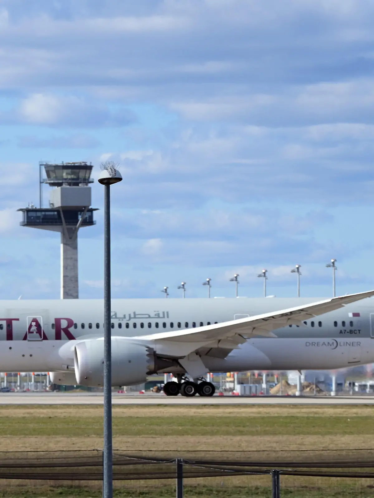 ARCHIV - 03.04.2021, Brandenburg, Schönefeld: Eine Boeing 787 Dreamliner der Fluggesellschaft Qatar Airways startet von der Startbahn Süd des Flughafens Berlin Brandenburg ·Willy Brandt· in Richtung Doha. (Zu dpa "Katar: Keine Verhandlungen zwischen DFB und Qatar Airways") Foto: Soeren Stache/dpa-Zentralbild/dpa +++ dpa-Bildfunk +++