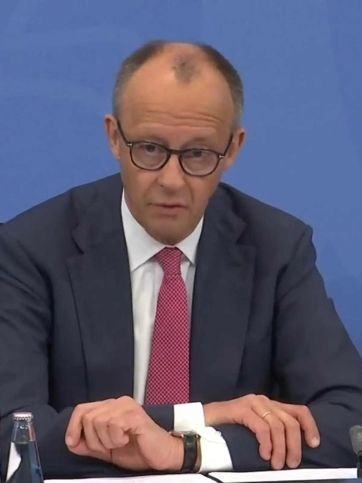 Bild zu: "Neue Entlastungen wegen hoher Spritpreise – die gesamte Merz-Rede im Video!"