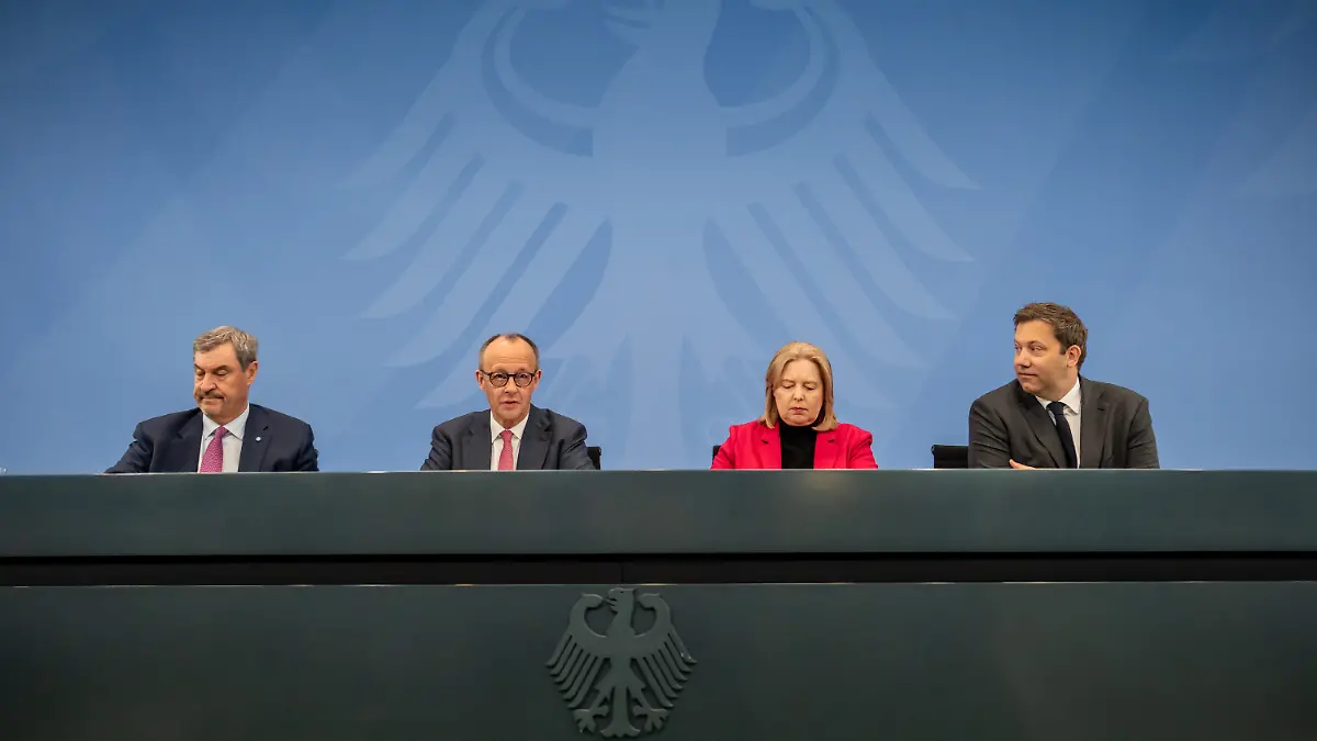Bundeskanzler Friedrich Merz (M,l,CDU) nimmt neben Markus Söder (l,CSU), Ministerpräsident von Bayern und CSU Vorsitzender und Bärbel Bas (M,r,SPD), Bundesarbeitsministerin und Co-Bundesvorsitzende der SPD, sowie Lars Klingbeil (r,SPD), Bundesfinanzminister und Co-Bundesvorsitzender der SPD, an der Pressekonferenz nach dem Koalitonsausschuss teil. +++ dpa-Bildfunk +++