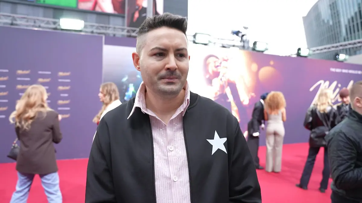 In Berlin feierte die Filmbiografie „Michael“ (ab dem 23. April in den deutschen Kinos) Premiere. RTL begleitete Menderes dabei. 