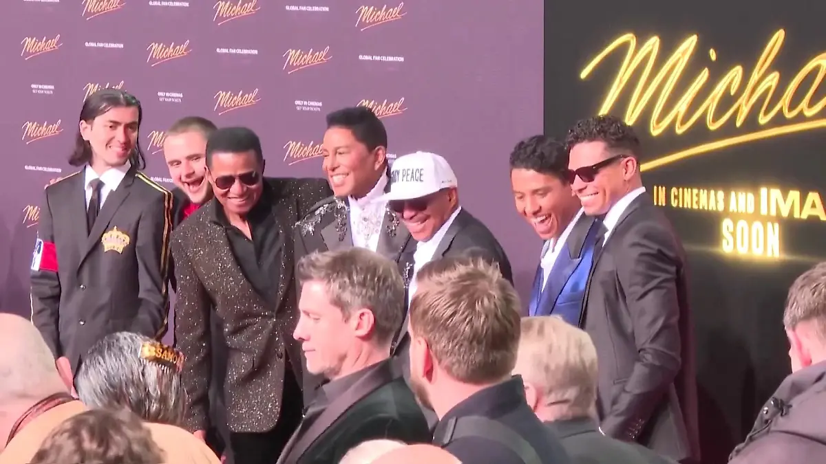 Michael wird in dem Biopic von niemand Geringerem als seinem Neffen Jaafar Jackson (29) verkörpert. Die Regie führt Antoine Fuqua (60, „Training Day“), das Drehbuch stammt von Oscar-Autor John Logan (64). 