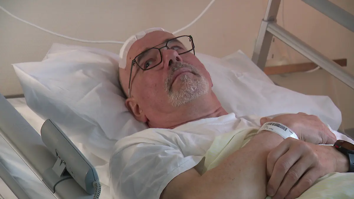 Jürgen Külp liegt in einem Bett im Krankenhaus. 