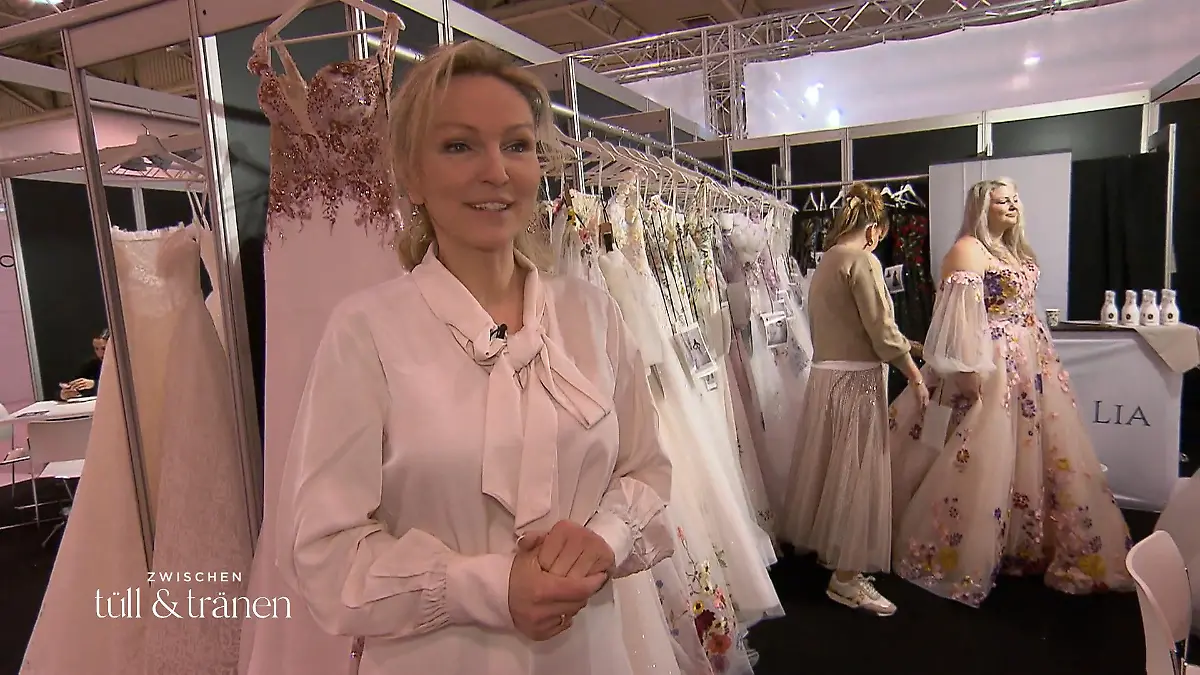 Kommen ihre bunten Spitzenkleider auf der Messe wirklich an? Mut zur Farbe