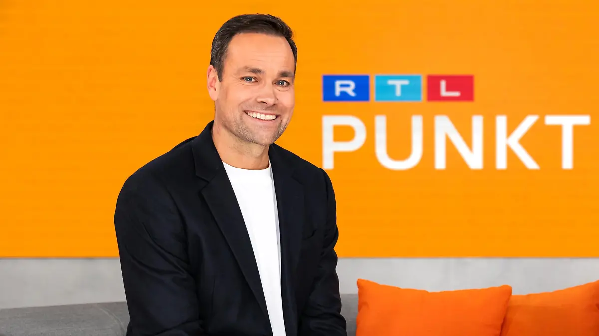 Moderator Daniel Fischer im Punkt-12-Studio.