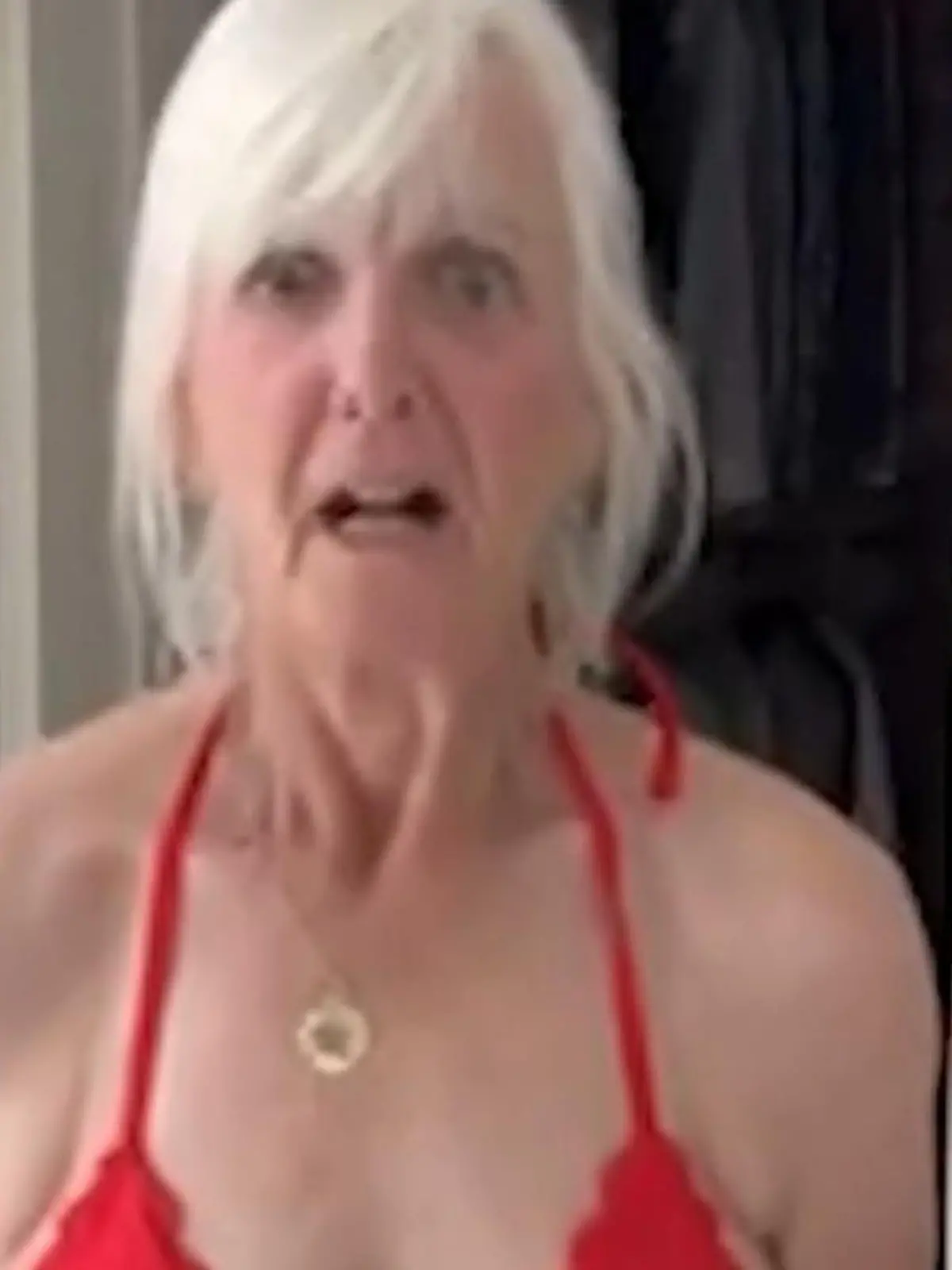 Bild zu: "Oma (70) zieht knappen Teenie-Bikini an – und begeistert das Netz!"