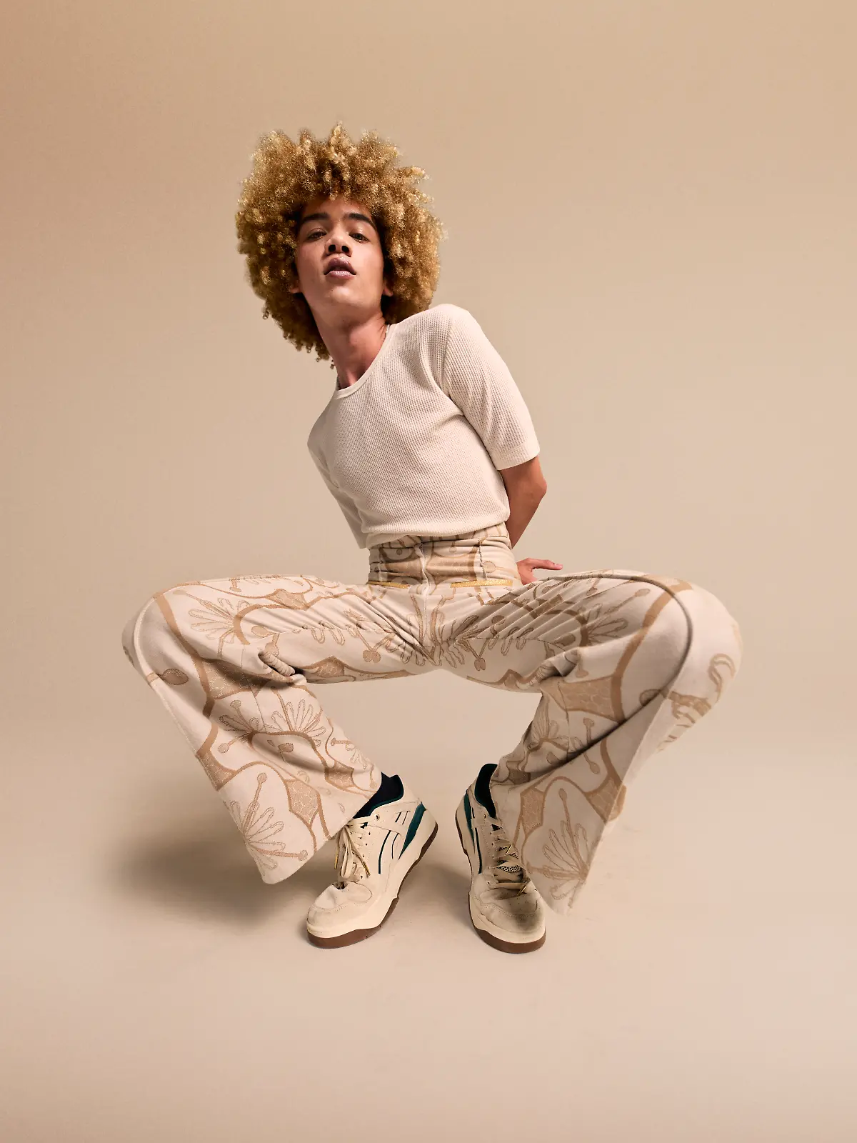 Beige Sneaker sind 2026 das Must-have – minimalistisch, vielseitig und perfekt für jeden Look.