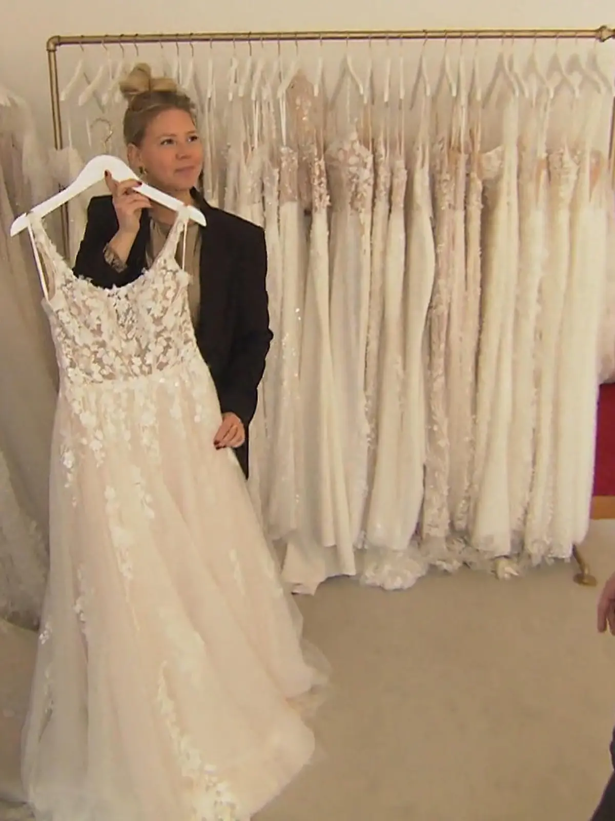 Bild zu: "Braut Laura sucht ein Kleid mit Schleppe, aber ohne viel Drama obenrum"