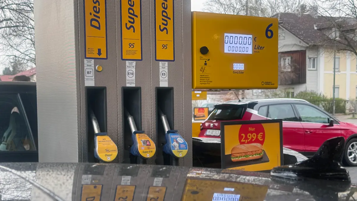 Spritpreise bleiben auch nach Waffenruhe im Iran Krieg auf hohem Niveau. Kein Ende in Sicht-taeglich neue Hoechsstaende beim Tanken. Explodierende Spritpreise wegen Iran Krieg dauern an. Benzinpreise,Tankstelle. ?