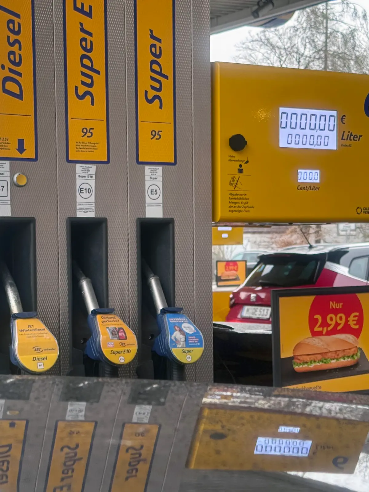 Spritpreise bleiben auch nach Waffenruhe im Iran Krieg auf hohem Niveau. Kein Ende in Sicht-taeglich neue Hoechsstaende beim Tanken. Explodierende Spritpreise wegen Iran Krieg dauern an. Benzinpreise,Tankstelle. ?