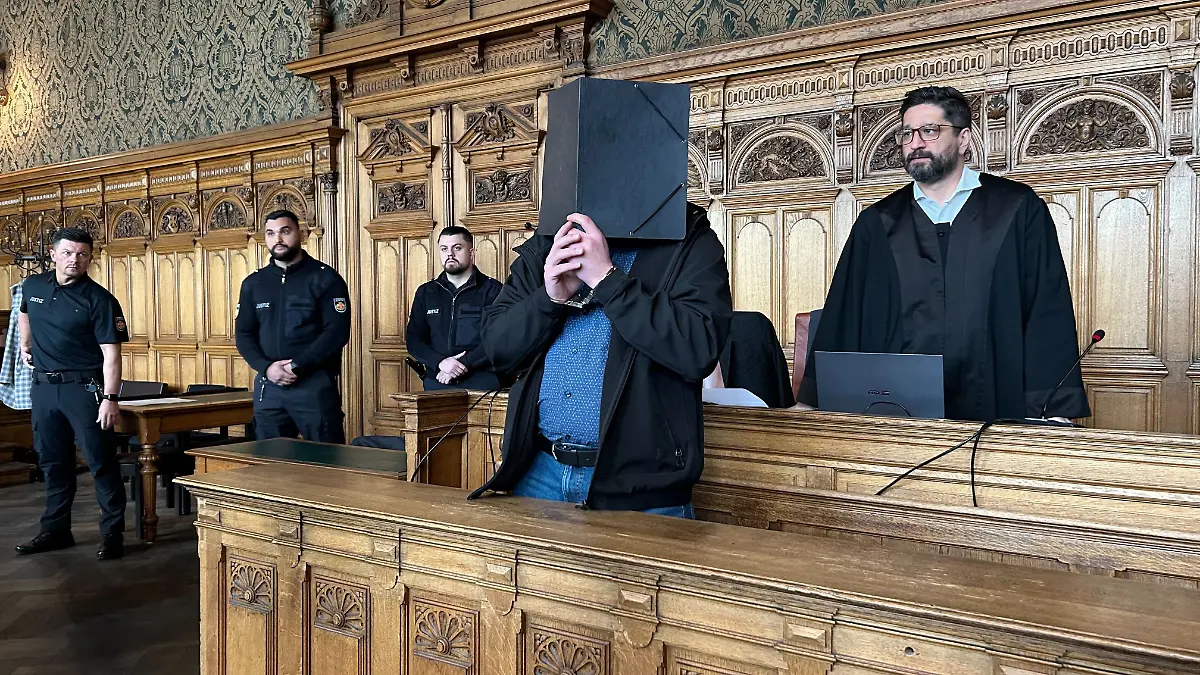 Mit acht Stichen soll ein 33-Jähriger seine Ex-Partnerin und Mutter einer gemeinsamen Tochter getötet haben.