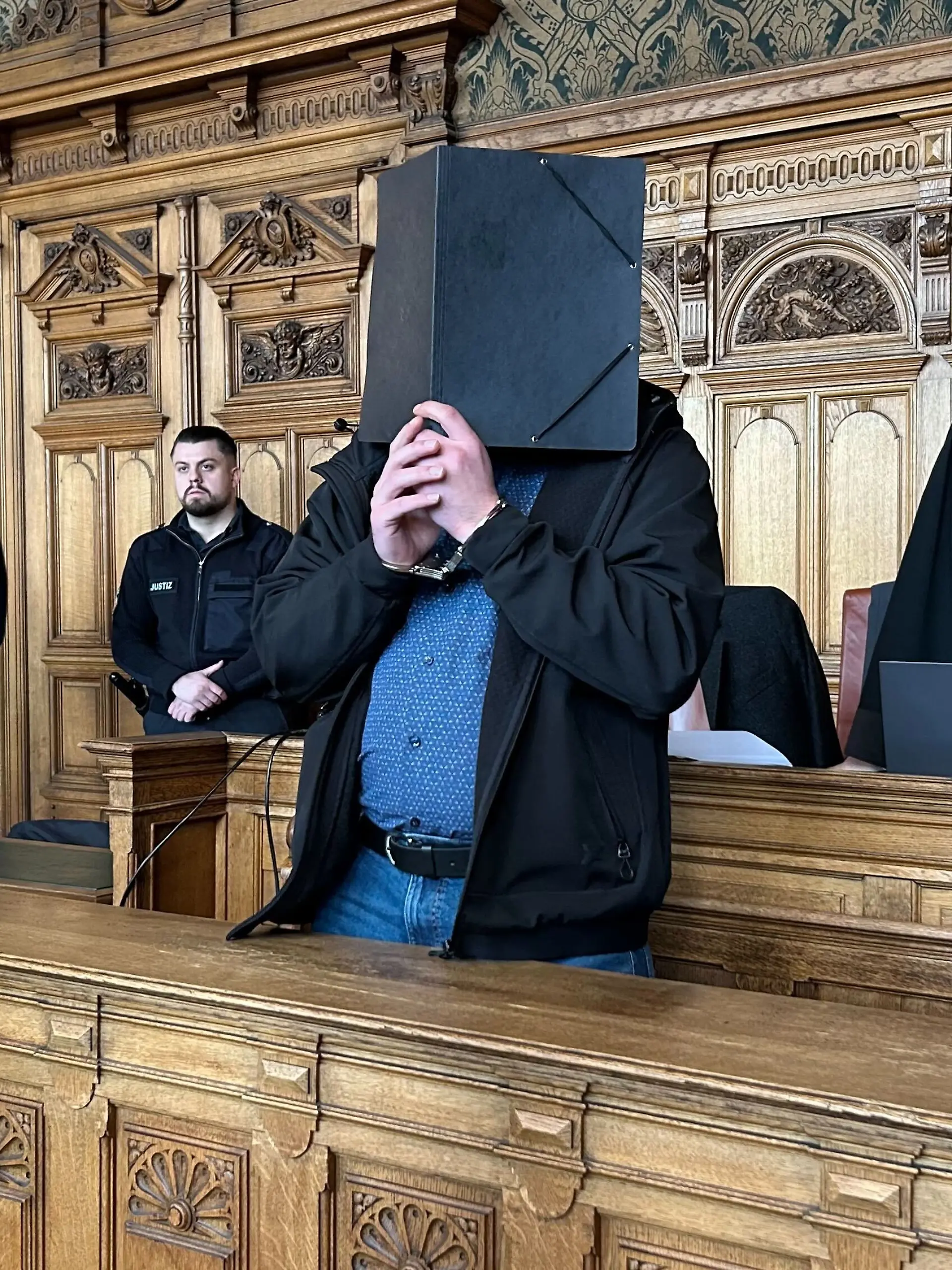 Mit acht Stichen soll ein 33-Jähriger seine Ex-Partnerin und Mutter einer gemeinsamen Tochter getötet haben.