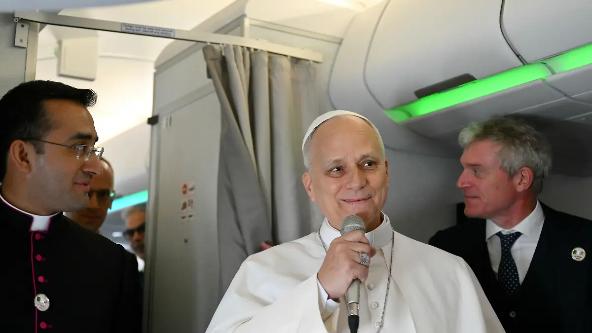 Papst Leo XIV. spricht zu Journalisten an Bord seines Fluges zum Houari Boumédiène International Airport in Algier zu Beginn einer 11-tägigen apostolischen Reise nach Afrika. +++ dpa-Bildfunk +++