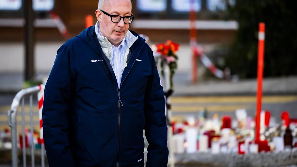 ARCHIV - 02.01.2026, Schweiz, Crans-Montana: Nicolas Feraud, Gemeindepräsident von Crans-Montana, reagiert in der Nähe des Ortes, an dem während der Silvesterfeierlichkeiten in Crans-Montana, Schweiz, in der Bar und Lounge "Le Constellation" ein Feuer ausbrach, bei dem 40 Menschen ums Leben kamen. (zu dpa: «Crans-Montana-Brand: Ankläger vernehmen Gemeindepräsidenten») Foto: Jean-Christophe Bott/KEYSTONE/dpa +++ dpa-Bildfunk +++