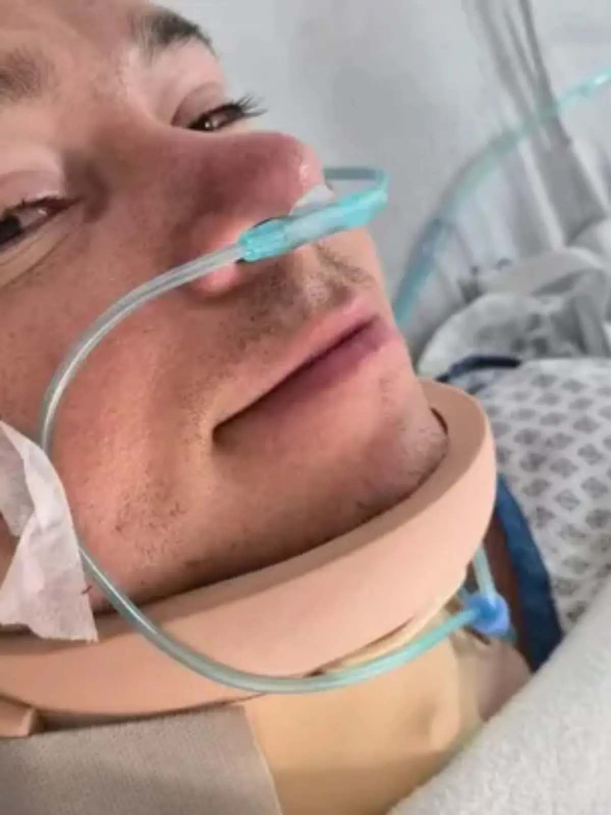 Bei dem Reitunfall zerbrach Erics Nackenwirbel und verletzte beim das Rückenmark.