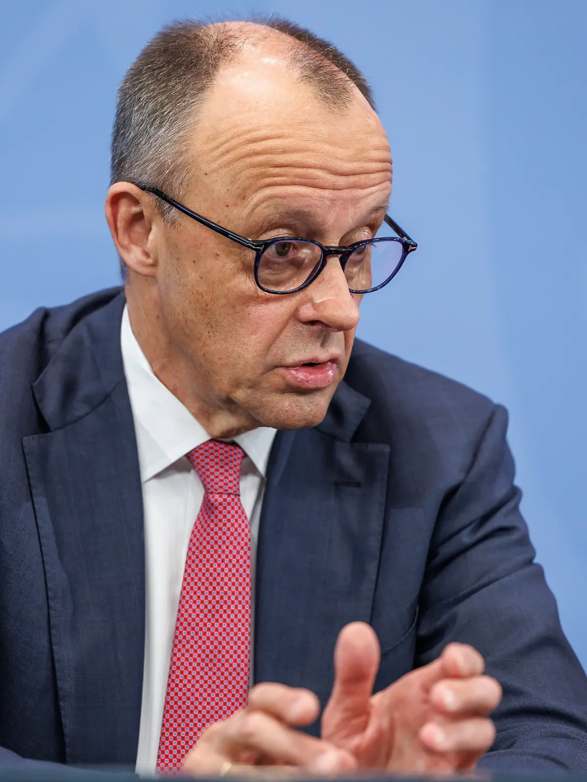 Pressestatement zu den Ergebnissen des Koalitionsausschusses mit dem Parteivorsitzenden der CSU, Dr. Markus Sv?der MdL, Bundeskanzler Friedrich Merz (CDU), Bundesministerin fvºr Arbeit und Soziales und Parteivorsitzenden der SPD, Bv§rbel Bas und Lars Klingbeil (SPD), Bundesfinanzminister am 13.04.2026 im Kanzleramt in Berlin. Bundeskanzler Friedrich Merz (CDU) spricht zu den Anwesenden.