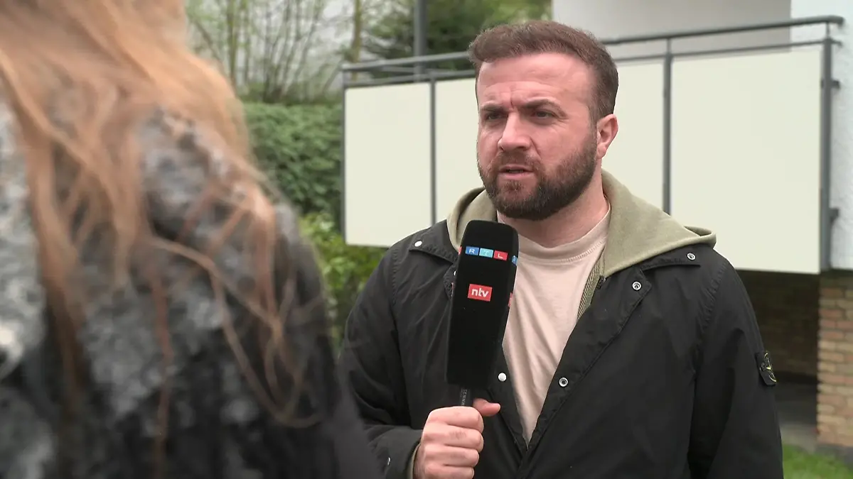 Nachbarin im Gespräch mit RTL-Reporter Festim Beqiri