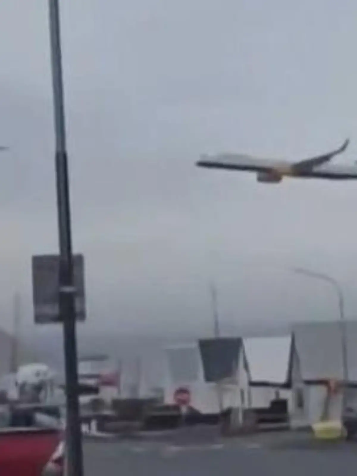 Bild zu: "Riskanter Tiefflug in die Rente! Pilot dreht illegale Ehrenrunde über Heimatort"