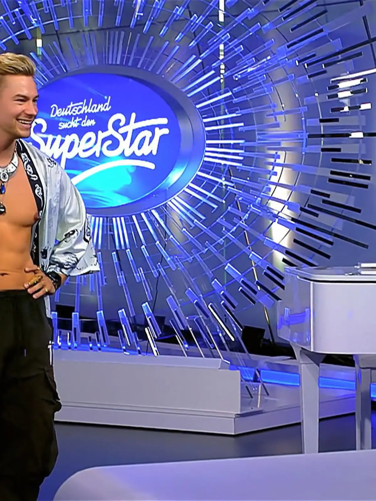 Bild zu: "Kann Louis mit seinem zweiten Song die Jury doch noch umstimmen?"