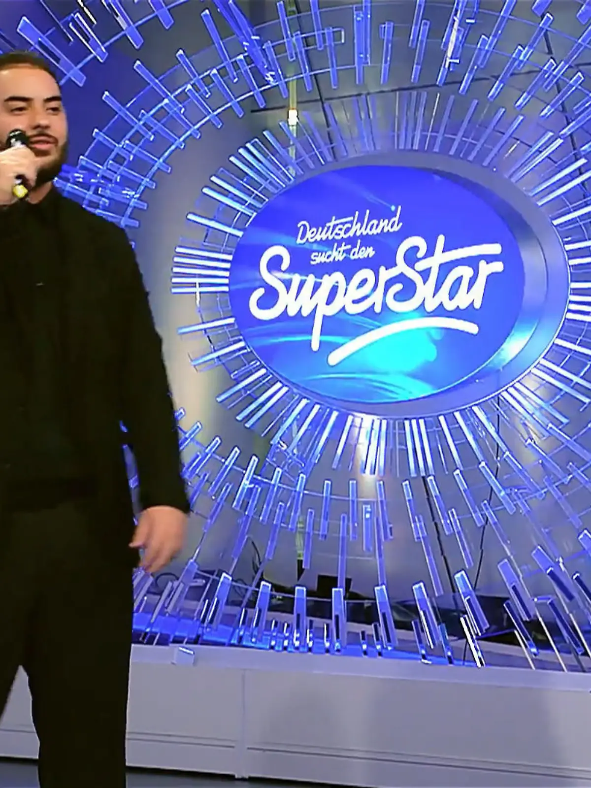 Bild zu: "Mit „Blinding Lights“ will er die Jury stimmlich und auf der Bühne packen"