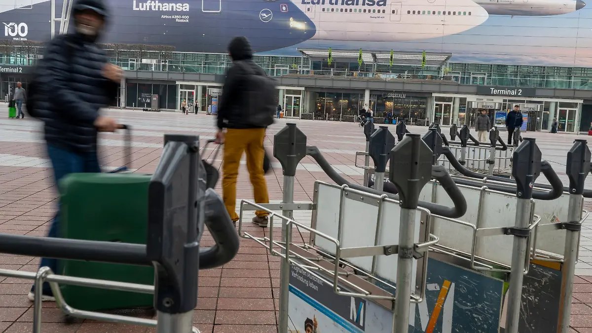 Wegen des festgefahrenen Tarifkonflikts bei Lufthansa fallen wieder hunderte Flüge aus.