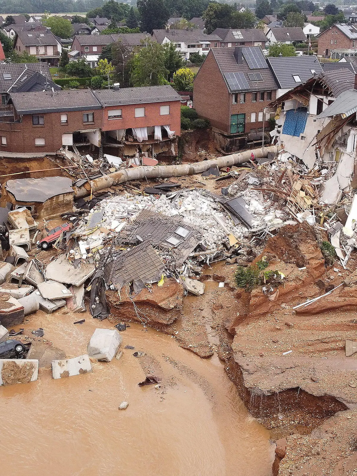 16.07.2021, Nordrhein-Westfalen, Erftstadt: Ein Drohnen Aufnahme zeigt das Ausmaß der Zerstörung nach dem Unwetter. Foto: David Young/dpa +++ dpa-Bildfunk +++
