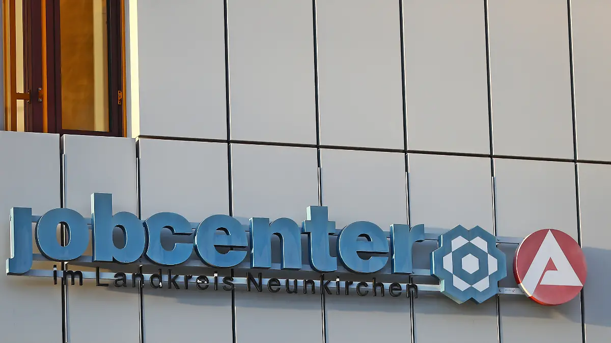 26.03.2026, Wirtschaft v.l. Symbolbild, Logo, Beispielbild, Beispiel, Hinweis, Hinweisschild, Standortbezeichnung, Werbung, Emblem, Schriftzug, Unternehmenslogo Jobcenter in Neunkirchen im Saarland