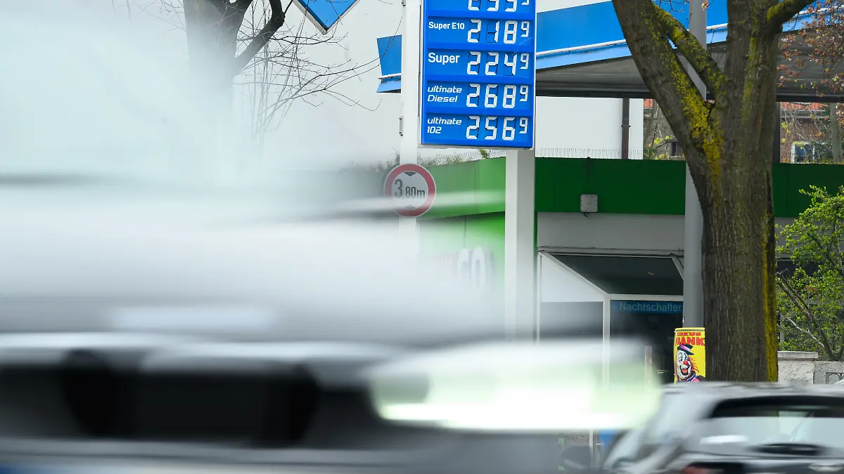 Die gestiegenen Spritpreise sind auf der Anzeigetafel einer Tankstelle zu sehen.