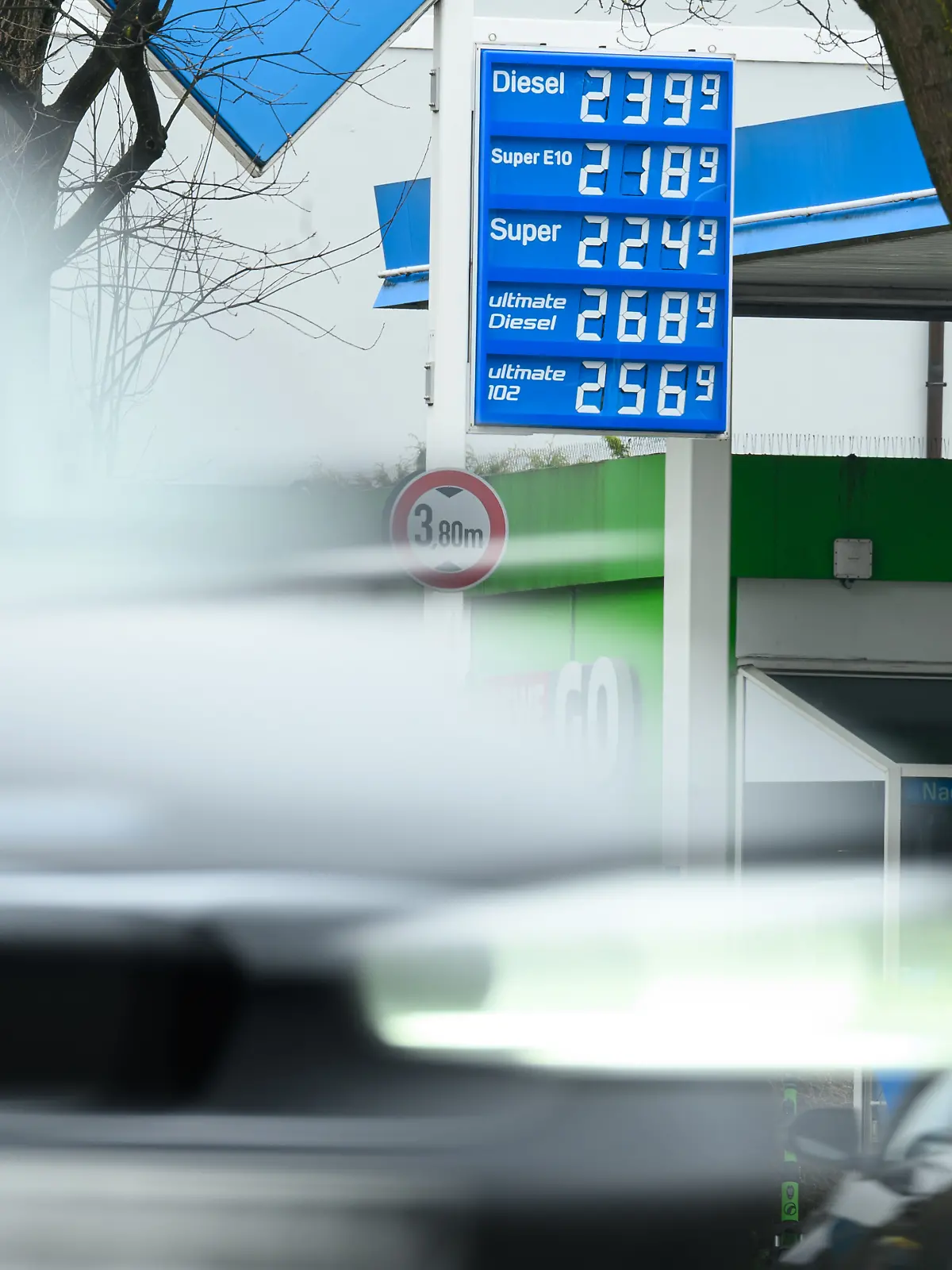 Die gestiegenen Spritpreise sind auf der Anzeigetafel einer Tankstelle zu sehen.