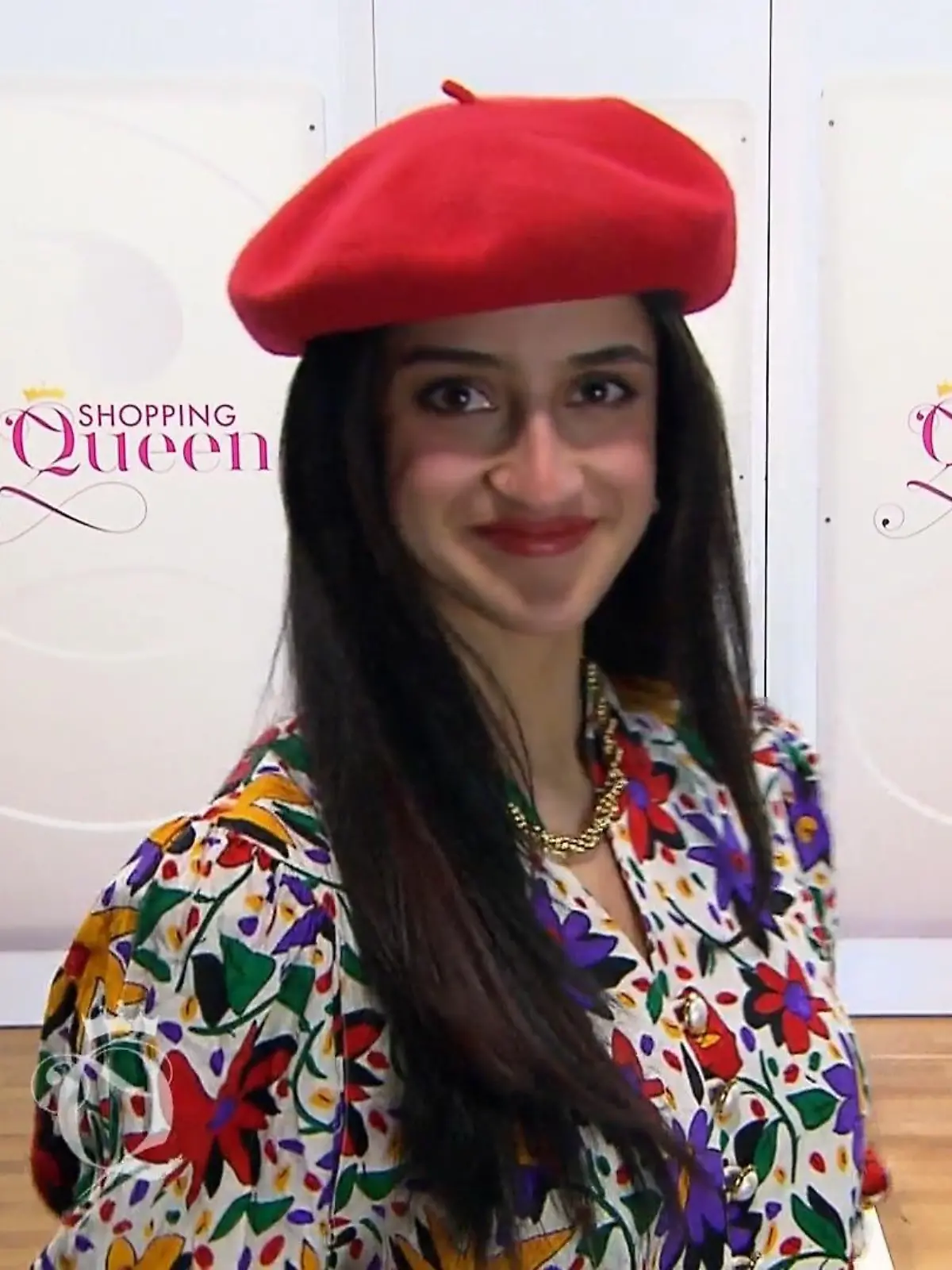 Shopping Queen: Junge Frau mit langen schwarzen Haaren und roter Baskenmütze und bunt bedruckter Bluse, daneben eingeblendet Guido Maria Kretschmer