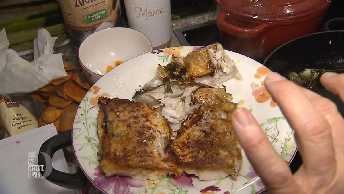 Ein Teller mit gegartem, recht zerfallendem Fisch.