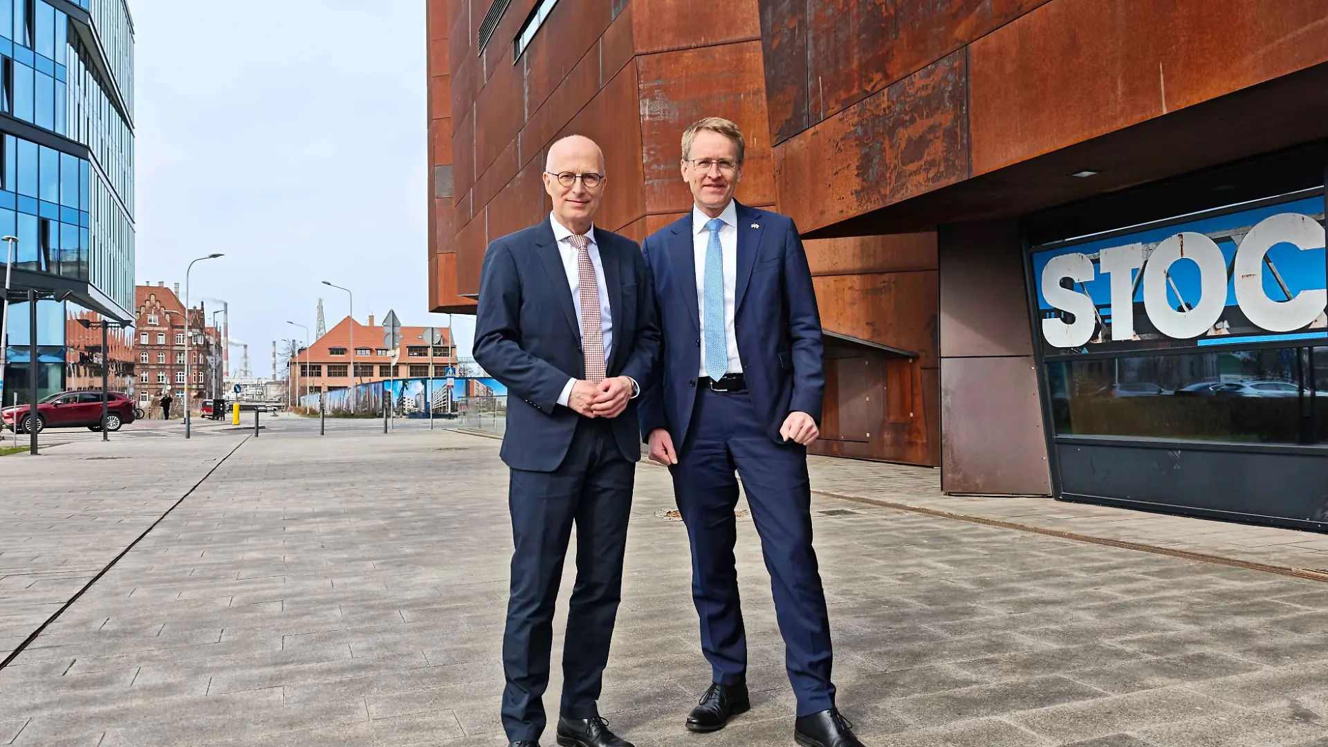 Hamburgs Bürgermeister Peter Tschentscher (SPD, l) und Schleswig-Holsteins Ministerpräsident Daniel Günther (CDU) stehen vor dem Europäischen Zentrum der Solidarnosc (Solidarität).