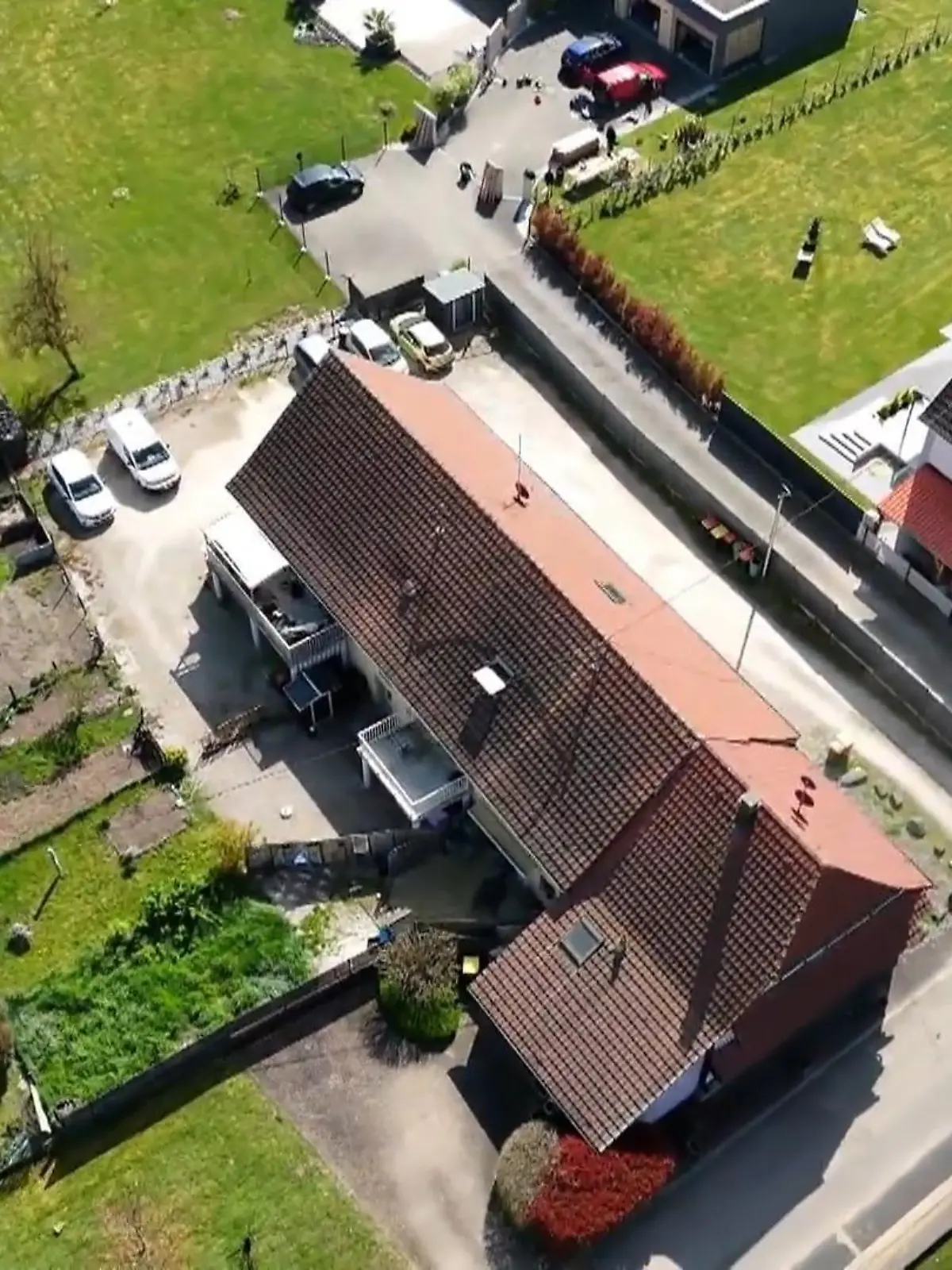 Bild zu: "Neunjähriger Junge über ein Jahr in Lieferwagen festgehalten"